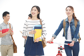 年轻的大学生在闲谈照片