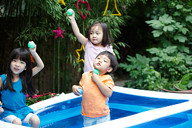 可爱的儿童在游乐场玩耍图片