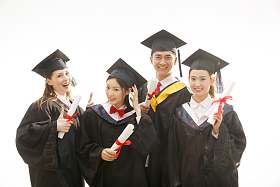 大学生穿着学士服庆祝毕