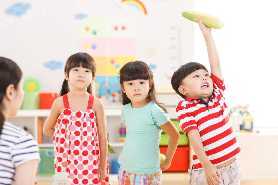 老师和儿童在幼儿园