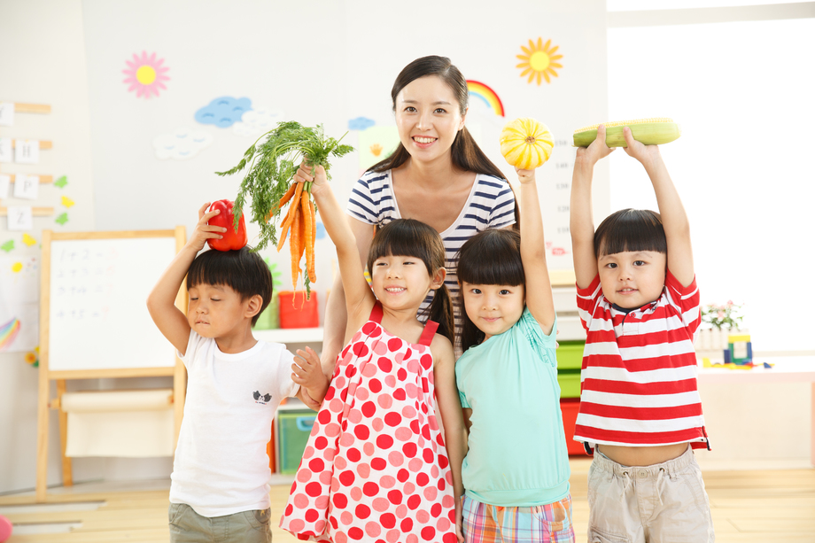 老师和儿童在幼儿园
