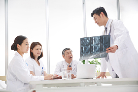 医务工作者在看X光片图片