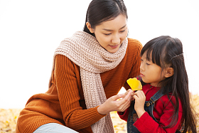 母亲和女儿户外郊游照片