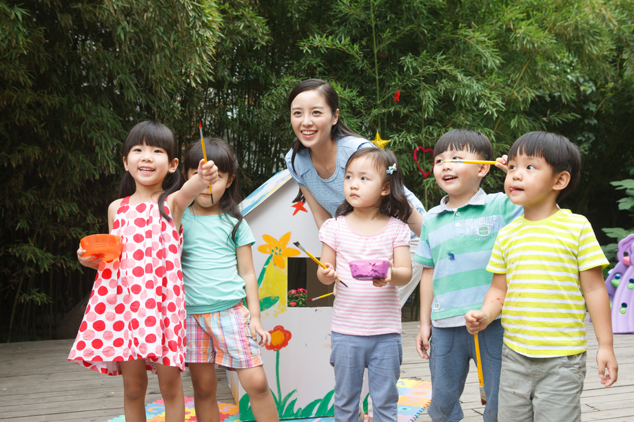 幼儿园的师生在做手工图片