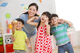 老师和儿童在幼儿园