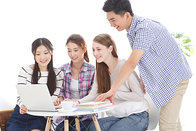 年轻的大学生在使用电脑