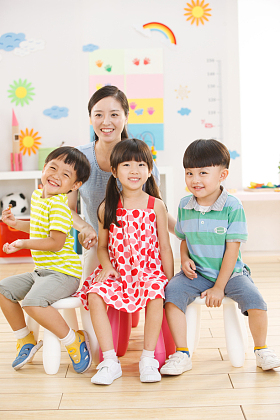 老师和儿童在幼儿园里照片