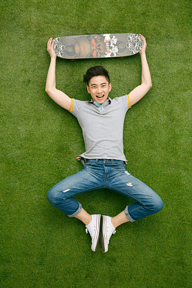 时尚活力的青年男人玩滑板