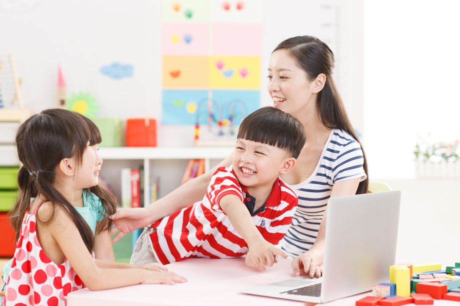 幼儿园里老师和儿童使用电脑 幼儿园里老师和儿童使用电脑