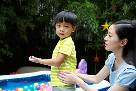 幼儿园里老师和男孩在户外图片