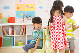 幼儿园里学生在做游戏图片