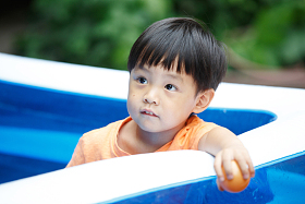 可爱的儿童在户外玩耍照片