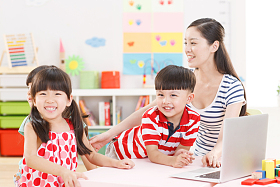 幼儿园里老师和儿童使用电脑图片