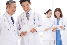 自信的医务工作者图片