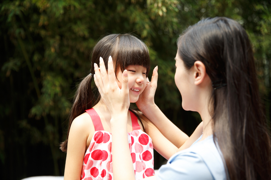 幼儿园教师和可爱的小女孩 幼儿园教师和可爱的小女孩