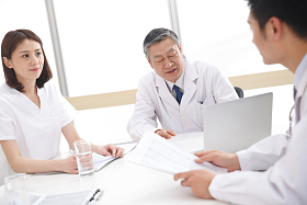 办公室里的医务工作者