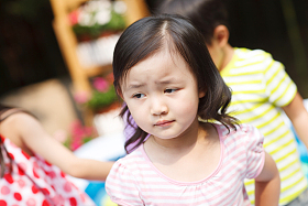 可爱的儿童在游乐场玩耍照片