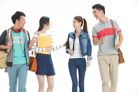 年轻的大学生背着书包