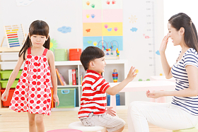 老师和儿童在幼儿园