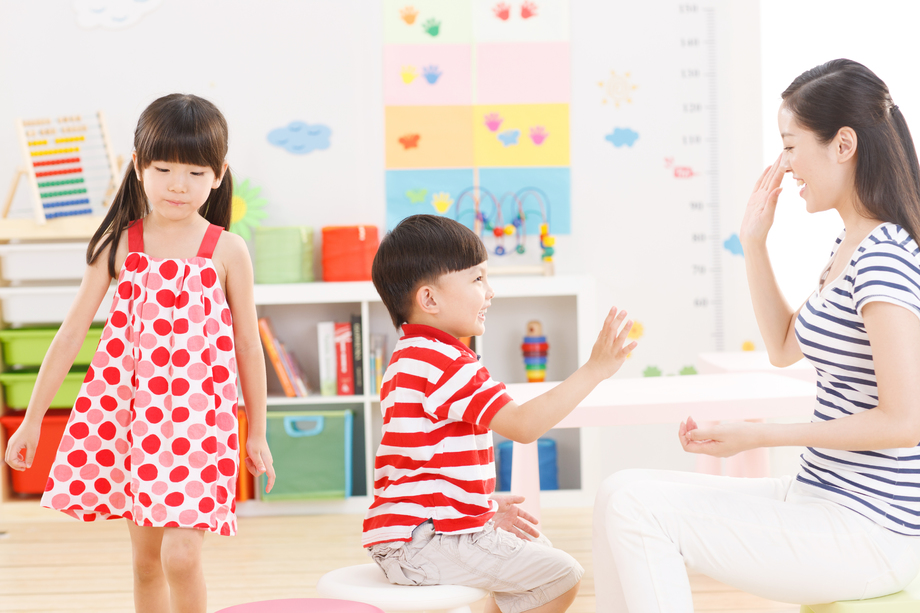 老师和儿童在幼儿园 老师和儿童在幼儿园