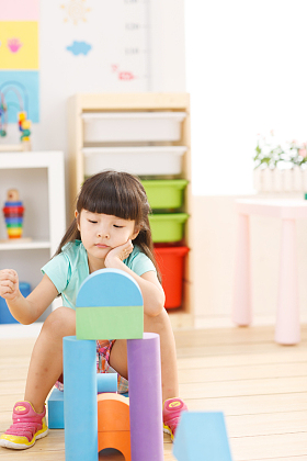 幼儿园儿童在玩玩具图片