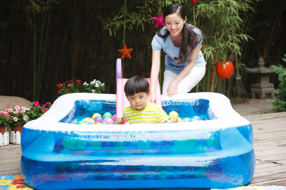 幼儿园里老师和男孩在户外 幼儿园里老师和男孩在户外