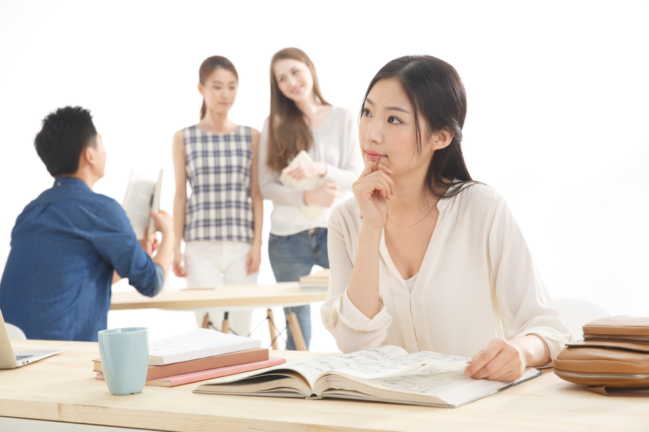 年轻的大学生在学习图片