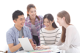 年轻的大学生在使用电脑
