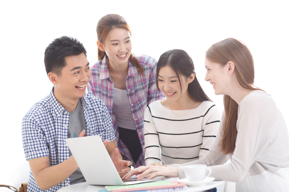 年轻的大学生在使用电脑 年轻的大学生在使用电脑