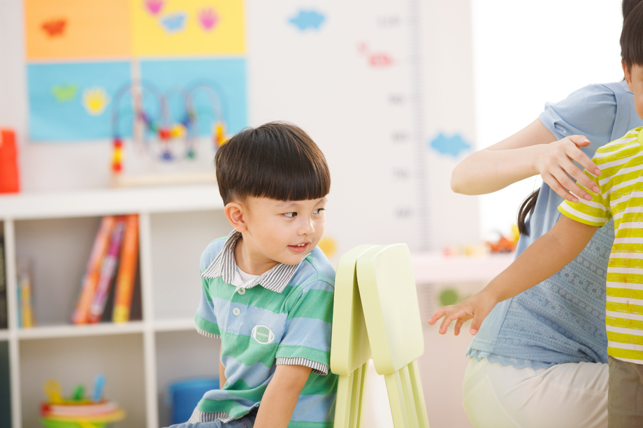 幼儿园里学生在做游戏照片