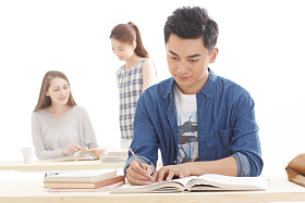 年轻的大学生在学习图片