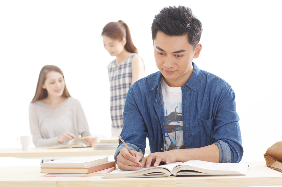 年轻的大学生在学习图片