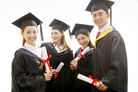 大学生穿着学士服庆祝毕