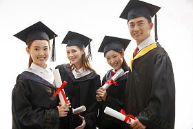 大学生穿着学士服庆祝毕