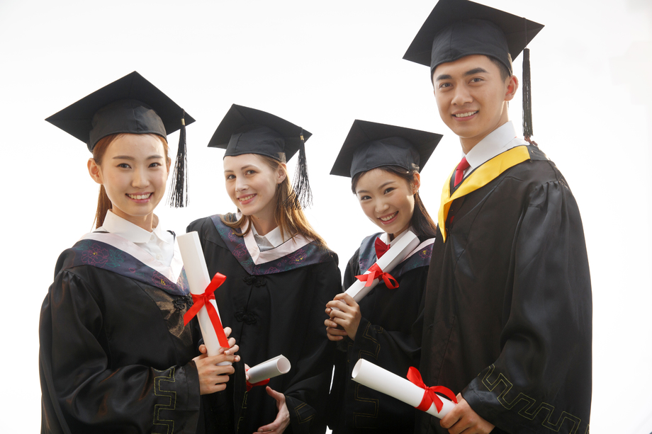 大学生穿着学士服庆祝毕