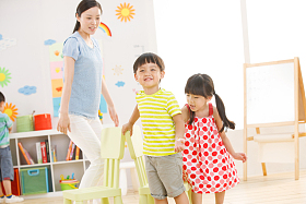 老师和儿童在幼儿园里图片