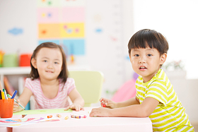 幼儿园的小朋友在作画照片