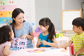 老师和儿童在娱乐室玩耍图片