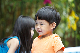 可爱的儿童在户外玩耍照片