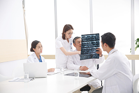 医务工作者在看X光片图片