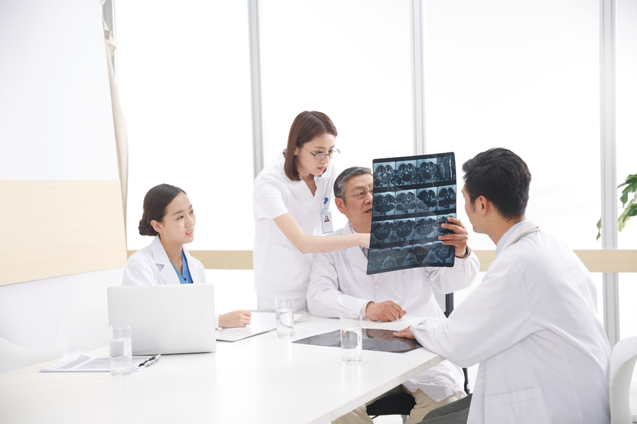 医务工作者在看X光片图片 医务工作者在看X光片图片