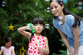 幼儿园教师和可爱的小女孩图片
