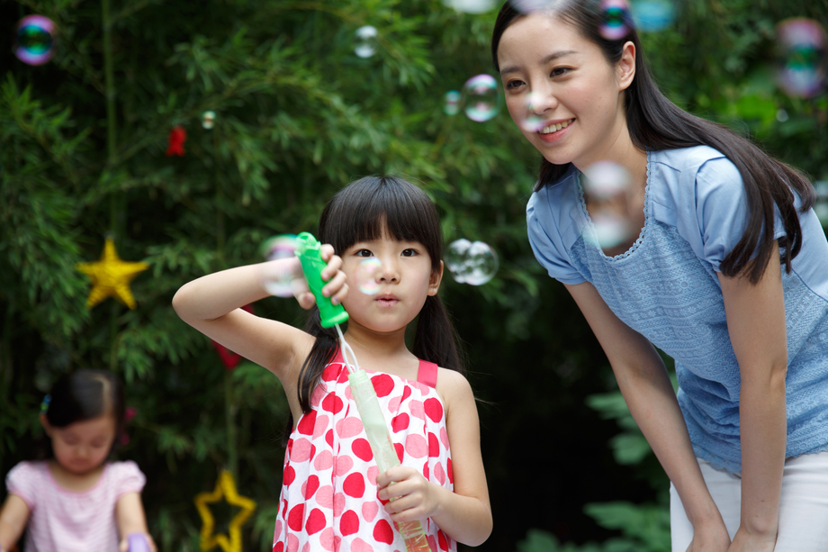 幼儿园教师和可爱的小女孩图片