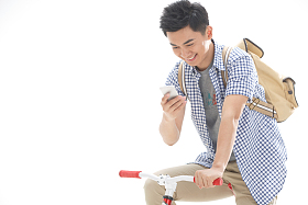 年轻的大学生骑自行车图片