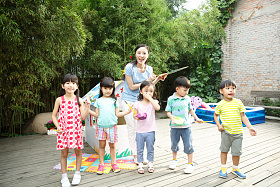 幼儿园的师生在做手工图片