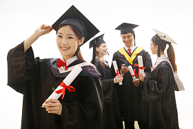 大学生穿着学士服庆祝毕