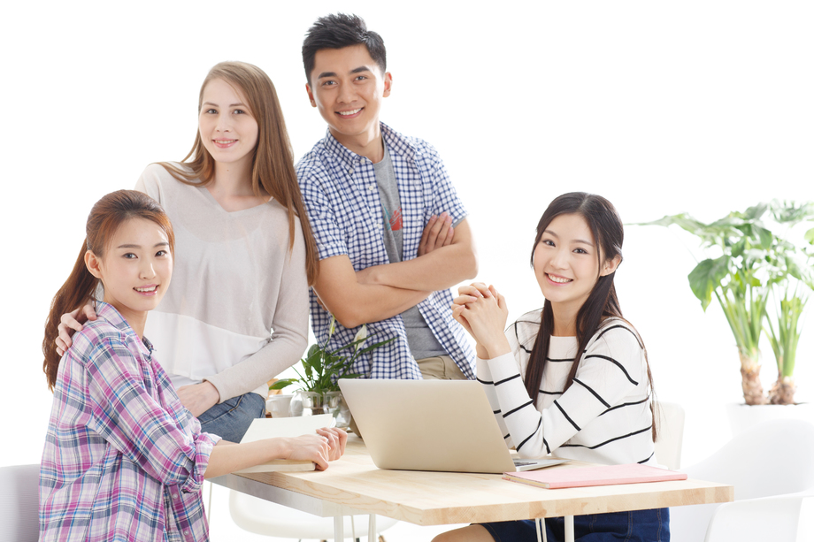 年轻的大学生在使用电脑照片