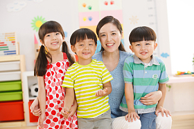 老师和儿童在幼儿园里图片