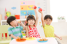 幼儿园儿童在吃早餐