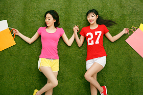 青年女人购物照片